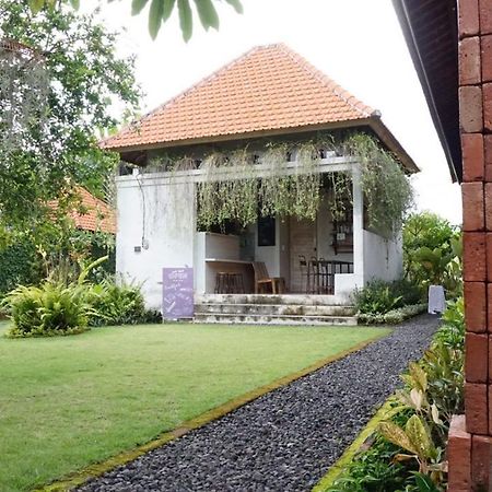 Louto Dmell Guesthouse Sanur  Exterior photo