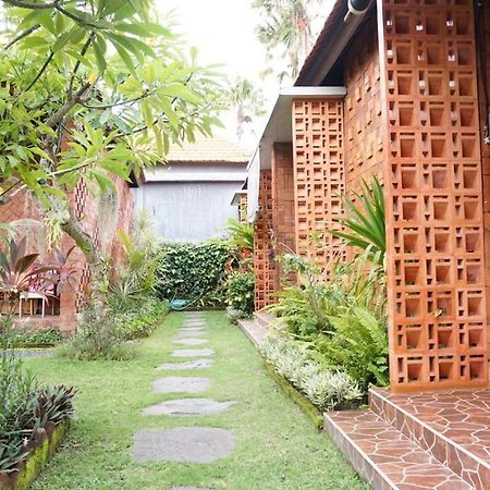 Louto Dmell Guesthouse Sanur  Exterior photo