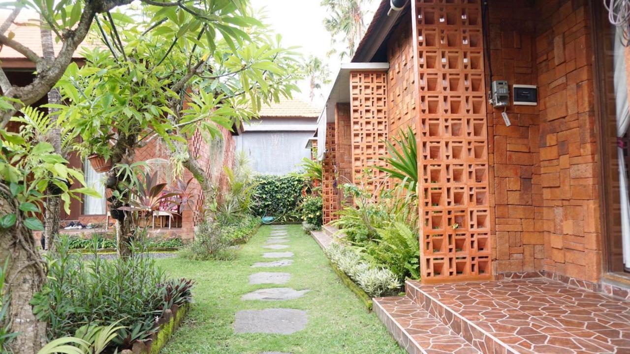 Louto Dmell Guesthouse Sanur  Exterior photo